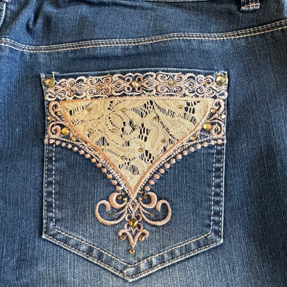 Chico's Platinum embellished lace straight leg crop jeans, Chico's size 2